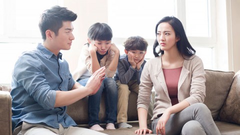 邹市明老婆教育儿子：钱是爸爸一拳一拳打来的 不能浪费